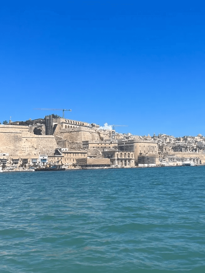 1_The-Noon-Gun-in-the-Saluting-Battery-seen-from-the-Upper-Barrakka-Gardens-spotted-during-a-Harbor-Tour